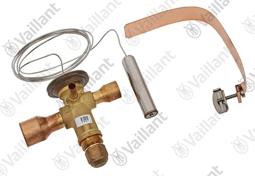 Thermostatisches Expansionsventil von Vaillant mit Kupfer- und Messingkomponenten sowie Sensor. Montageschiene und anschlussfertige Leitungen sind sichtbar.